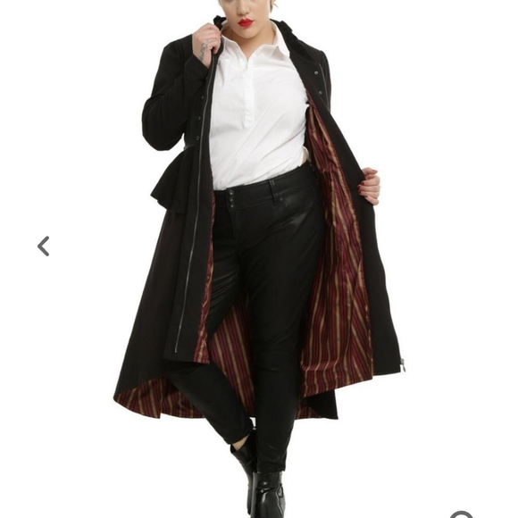 Red Queen Battle Coat - Picture 3 of 8